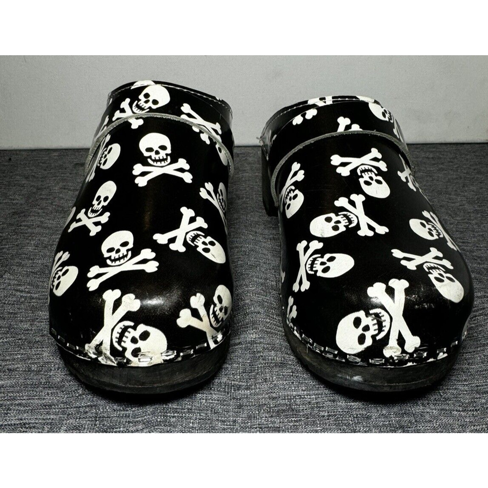 Cape Clogs 39 Black Patent Leather Wooden Scull Crossbone Comfort Swedish - Picture 2 of 9